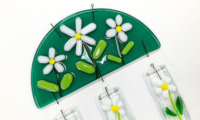 Glass Artwork, green background with daisies